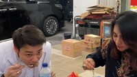 Bersama sang ibu, Rob tampak asyik makan seporsi bakso dengan es teh manis yang sederhana. Foto: TikTok/Instgram