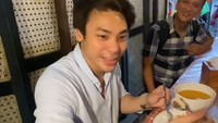 Mampir ke kawasan Ancol, Rob coba salah satu warung soto yang legendaris dan sudah berjualan sejak 40 tahun lalu. Foto: TikTok/Instgram