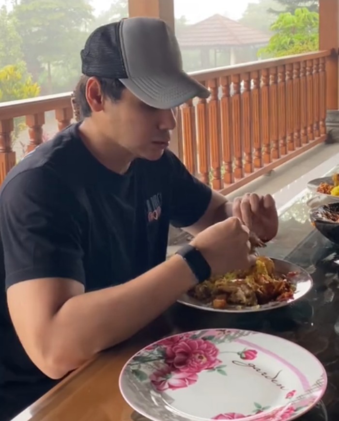 Rob Clinton Hobi Blusukan Makan Soto Legendaris hingga Nasi Warteg Rob Clinton Hobi Blusukan Makan Soto Legendaris hingga Nasi Warteg
