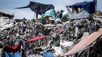 Dengan revisi aturan tersebut, pemerintah berharap proses pembangunan PLTSa di berbagai daerah semakin cepat. Selain membantu mengurangi timbunan sampah, langkah ini juga mendukung transisi menuju energi terbarukan. ANTARA FOTO/Aprillio Akbar