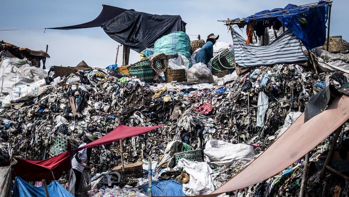 Pemulung memilah sampah di Tempat Pembuangan Akhir (TPA) Jatibarang, Semarang, Jawa Tengah, Jumat (12/9/2025). Pemerintah mendorong pengembangan pembangkit listrik tenaga sampah (PLTSa) melalui revisi Perpres nomor 35 tahun 2018 tentang Percepatan Pembangunan Instalasi Pengelolaan Sampah Menjadi Energi Listrik (PSEL) Berbasis Teknologi Ramah Lingkungan yang akan diterbitkan pada September 2025, sehingga memungkinkan setiap 1.000 ton sampah diubah menjadi listrik 20 megawatt (MW) yang bertujuan untuk menambah pasokan energi hijau dan mengurai sampah perkotaan. ANTARA FOTO/Aprillio Akbar