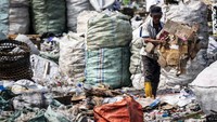 Pemerintah menargetkan pengelolaan sampah berbasis teknologi modern ini dapat segera diterapkan secara luas, seiring dengan revisi Perpres Nomor 35 Tahun 2018 tentang Percepatan Pembangunan Instalasi Pengelolaan Sampah Menjadi Energi Listrik (PSEL) yang akan diterbitkan September 2025. ANTARA FOTO/Aprillio Akbar