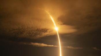 Dengan gagah, roket ini merobek lapisan awan, meninggalkan jejak asap putih yang berkilau samar di tengah malam, melaju menuju luasnya antariksa. Foto: PSN