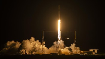 Peluncuran bersejarah ini berlangsung dari Cape Canaveral, Florida, Amerika Serikat, menggunakan roket Falcon 9 milik SpaceX. Foto: PSN
