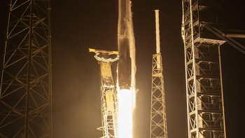 Setelah kendala cuaca buruk selama 3 hari, Satelit Nusantara Lima (SNL) milik PT Pasifik Satelit Nusantara (PSN) akhirnya sukses meluncur ke angkasa luar. Boom! Roket pun mengaum buas. Foto: PSN