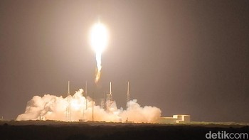 Cahaya itu menyapu landasan peluncuran, seolah menantang awan kelabu. Roket Falcon 9 pun mengangkasa membawa Satelit Nusantara Lima. Foto: Adi Fida Rahman/detikINET