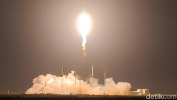 Dengan gagah, roket ini siap merobek lapisan mendung, meninggalkan jejak asap putih yang berkilau samar di tengah malam, melaju menuju luasnya antariksa. Foto: Adi Fida Rahman/detikINET