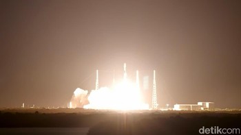 Roket Falcon 9 mengaum penuh kuasa, memancarkan semburan api oranye membara yang menerangi kegelapan. Foto: Adi Fida Rahman/detikINET
