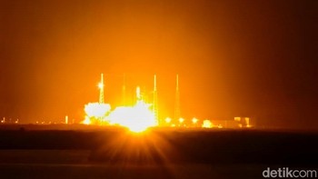 Boom! Suara roket menggelegar memecah kesunyian malam di Spaceport NASA, Cape Canaveral tepat pukul 20.56 waktu Florida. Foto: Adi Fida Rahman/detikINET