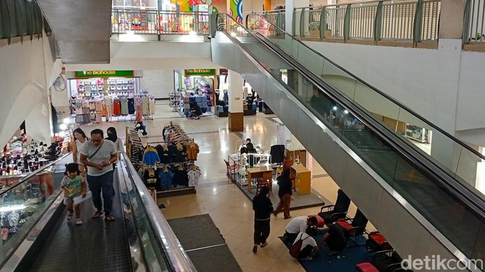 Salah satu pusat perbelanjaan di Tangerang Selatan (Tangsel) sepi dari pembeli. Banyak kios yang tutup dan diiklankan untuk disewa.