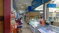 Aktivitas lebih banyak di counter handphone, tempat beberapa pengunjung sekadar melihat-lihat.