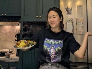 Potret Sherina Munaf Nikmati Kopi hingga Masak Makanan Turki