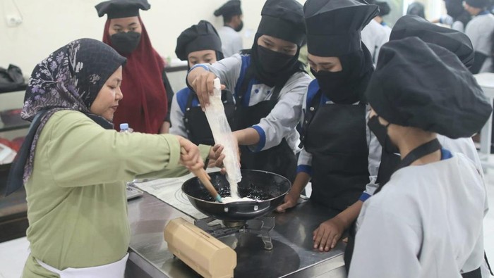 Siswa SMK di Banyuwangi Belajar Bikin Kue dan Marketing Online Bareng PT BSI