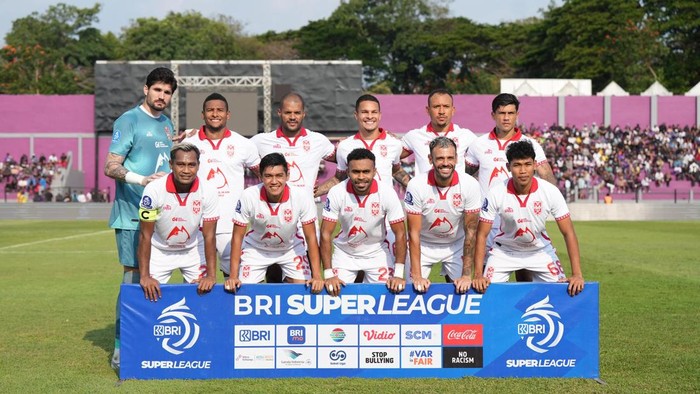 Skuad Malut United Vs Persik Kediri di Stadion Brawijaya.