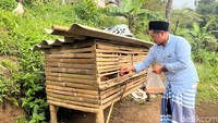 Bapak 2 anak ini adalah takmir masjid tersebut.