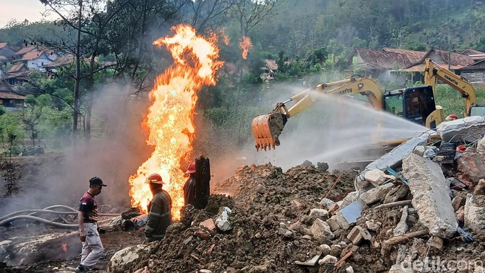 Sumur minyak di Dukuh Gendono, Desa Gandu, Kecamatan Bogorejo, Blora terbakar.