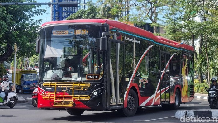 Suroboyo Bus melintas di jalan raya.