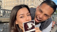 Susan Sameh mengumumkan kabar kehamilannya dari Jerman. Dia mengunggah foto bersama suami, Khalid Atamimi, sambil menunjukkan hasil USG. Foto: Instagram @susansameeh