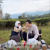 Sebelum kembali ke Singapura, Syahrini dan Reino meluangkan waktu untuk menikmati sarapan mewah di sebuah kebun teh di puncak. Dari unggahan yang dibagikan, Syahrini dan Reino tampak memamerkan kemesraan mereka. Foto: Instagram/@syh55