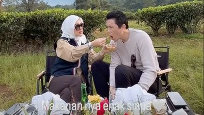 8 Foto Syahrini-Reino Mesra Sarapan di Kebun Teh Sambil Tenteng Tas Rp 1,2 M