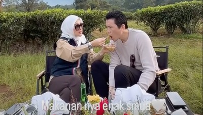 8 Foto Syahrini-Reino Mesra Sarapan di Kebun Teh Sambil Tenteng Tas Rp 1,2 M