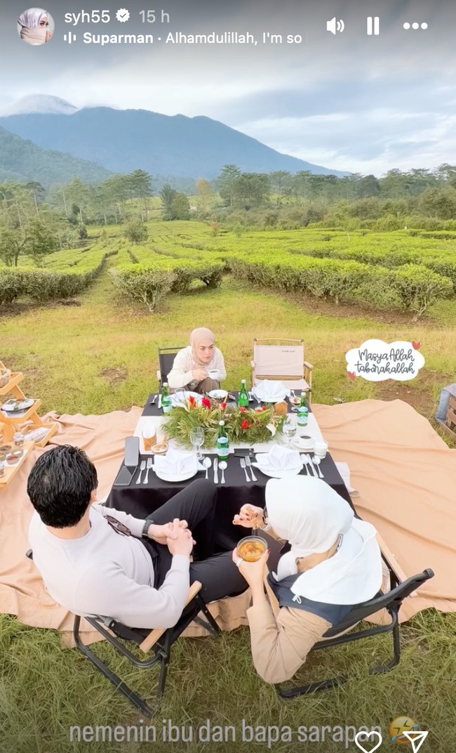 Tak hanya berdua, adik Syahrini, Aisyahrani juga tampak ikut. Sang adiklah yang membagikan momen kebersamaan Syahrini dan Reino selama di kebun teh. Foto: Instagram/@syh55