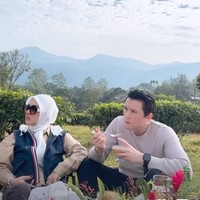 Tampil kompak, Syahrini dan Reino juga kenakan busana senada. Reino tampil dengan kaos lengan panjang berwarna coklat, sementara Syahrini memadukan kemeja lengan panjang coklat dengan vest biru tua. Foto: Instagram/@syh55