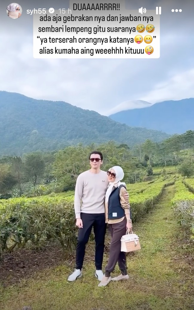Tak hanya sekedar untuk sarapan, Syahrini dan Reino juga sedikit berkeliling kebun teh dan kembali memamerkan pose mesranya. Foto: Instagram/@syh55