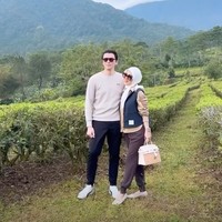 Tak hanya sekedar untuk sarapan, Syahrini dan Reino juga sedikit berkeliling kebun teh dan kembali memamerkan pose mesranya. Foto: Instagram/@syh55