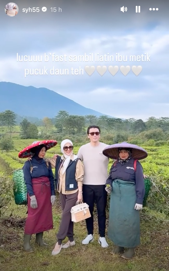 Syahrini dan Reino juga turut berpose bersama para ibu-ibu petani kebun teh. Foto: Instagram/@syh55