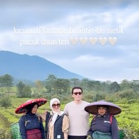 Syahrini dan Reino juga turut berpose bersama para ibu-ibu petani kebun teh. Foto: Instagram/@syh55