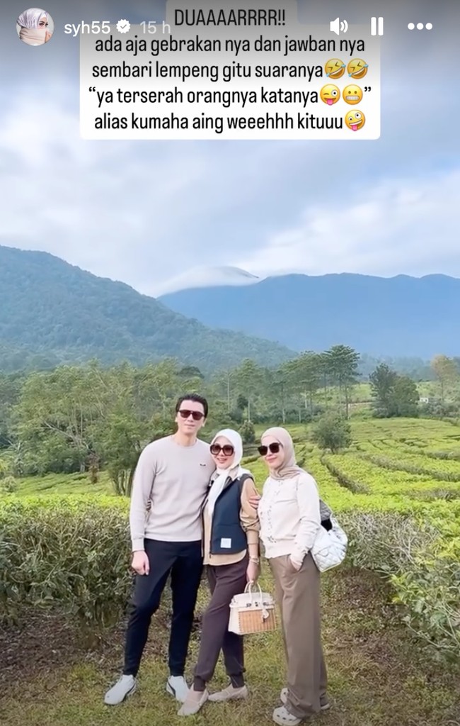 Tampil stylish seperti biasa, Syahrini melengkapi penampilannya dengan kaca mata hitam dan tas coklat dengan detail anyaman yang senada dengan busananya. Foto: Instagram/@syh55