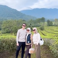 Tampil stylish seperti biasa, Syahrini melengkapi penampilannya dengan kaca mata hitam dan tas coklat dengan detail anyaman yang senada dengan busananya. Foto: Instagram/@syh55