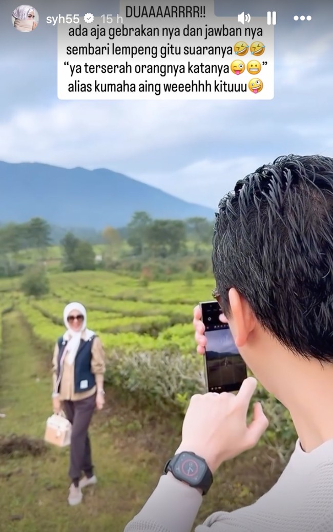 Diketahui tas yang ditenteng Syahrini itu berasal dari merek mewah Hermes. Tas seri Nata Swift and Osier Wicker Picnic Birkin 25 PHW itu dibanderol dengan harga sekitar Rp 1,2 miliar. Foto: Instagram/@syh55