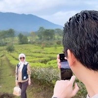 Diketahui tas yang ditenteng Syahrini itu berasal dari merek mewah Hermes. Tas seri Nata Swift and Osier Wicker Picnic Birkin 25 PHW itu dibanderol dengan harga sekitar Rp 1,2 miliar. Foto: Instagram/@syh55