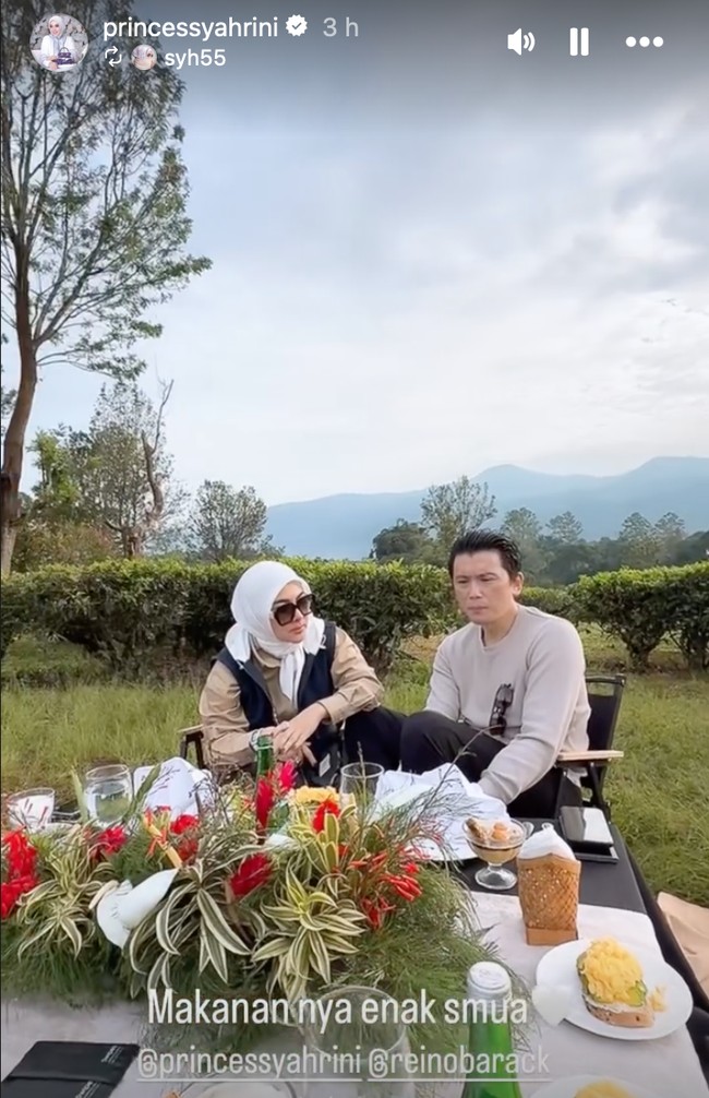Dari unggahan Syahrini sendiri diketahui bahwa tujuan dirinya dan suami berkunjung ke Puncak tak hanya sekedar jalan-jalan, melainkan untuk memantau usaha milik sang suami, yaitu Plataran Kuliner. Foto: Instagram/@syh55