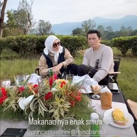 Dari unggahan Syahrini sendiri diketahui bahwa tujuan dirinya dan suami berkunjung ke Puncak tak hanya sekedar jalan-jalan, melainkan untuk memantau usaha milik sang suami, yaitu Plataran Kuliner. Foto: Instagram/@syh55
