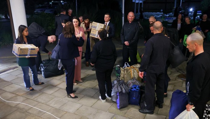 Suasana haru menyelimuti Kedutaan Besar Amerika Serikat di Vilnius, Lituania, Kamis (11/9/2025), ketika sejumlah tahanan politik asal Belarus akhirnya menghirup udara bebas setelah sekian lama mendekam di balik jeruji besi rezim Minsk. REUTERS/Kacper Pempel