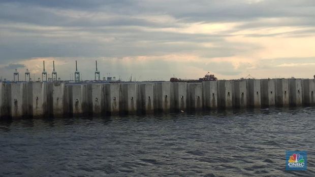 Tanggul beton milik  PT Karya Citra Nusantara (KCN) di perairan Cilincing, Jakarta Utara, Kamis (12/9/2025). (CNBC Indonesia/Chandra Dwi Pranata)