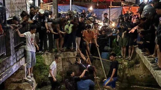 Tangkapan layar video viral maling lompat ke kali di Depok (dok. Istimewa)