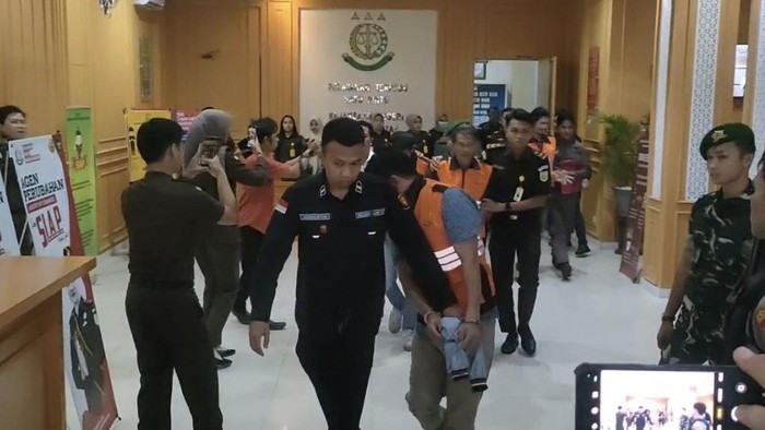Tersangka digiring petugas.