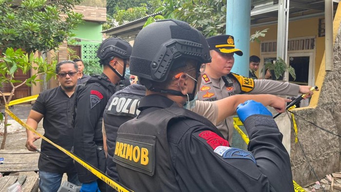 Tim Gegana Brimob Polda Metro Jaya olah TKP ledakan di Pamulang, Tangsel.