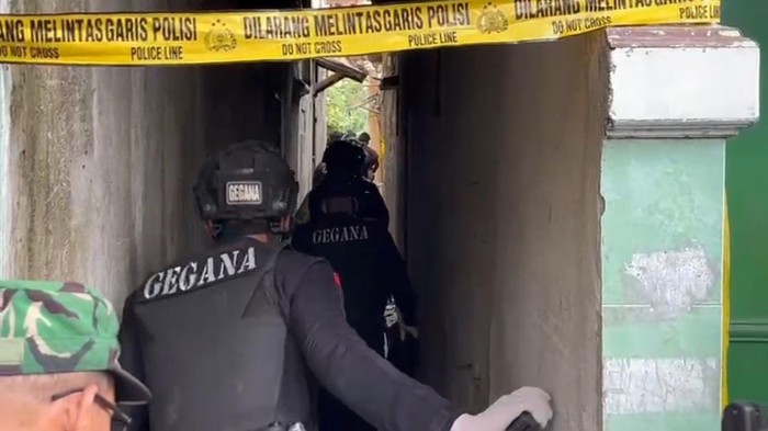 Tim Gegana olah TKP ledakan di Pamulang (Taufiq/detikcom)