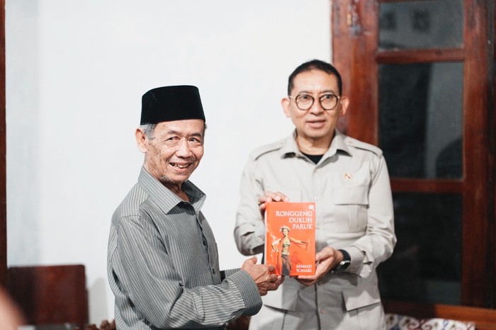 Tinjau Perpustakaan Ahmad Tohari, Menbud Tekankan Pentingnya Literasi