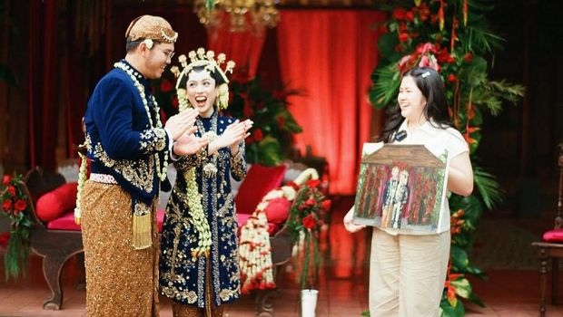 Tren baru wedding painting di industri pernikahan menjadi favorit para pengantin. Tren wedding painting ini juga menjadi peluang bisnis terbaru. Pengantin bisa mengabadikan momen bahagia melalui lukisan.