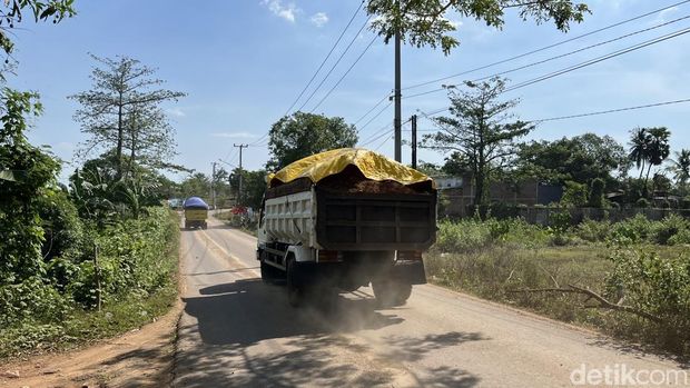Truk bebas beroperasi di Jalan Poros BTP-Moncongloe, perbatasan Makassar-Maros.