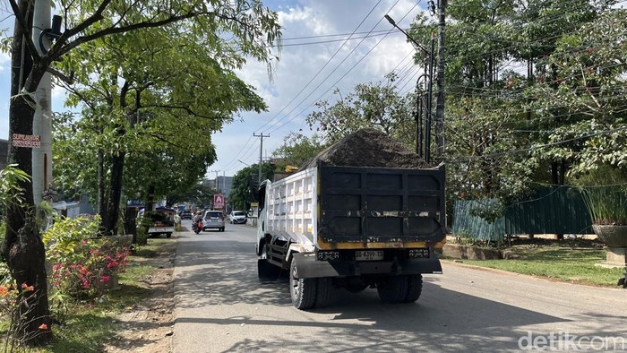 Truk bebas beroperasi di Jalan Poros BTP-Moncongloe, perbatasan Makassar-Maros.