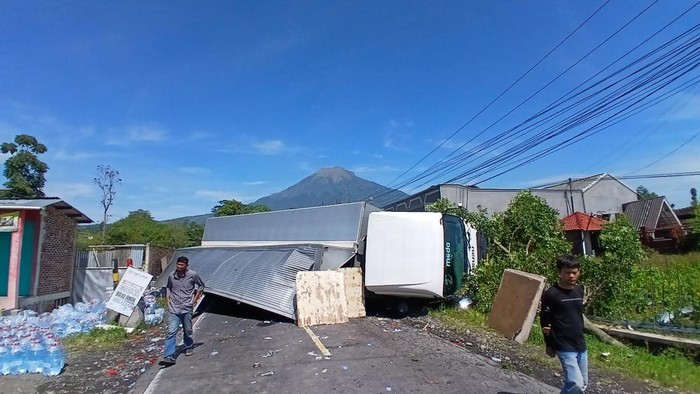 Truk bermuatan galon air mineral yang mengalami kecelakaan di Parakan, Temanggung, Jumat (12/9/2025).