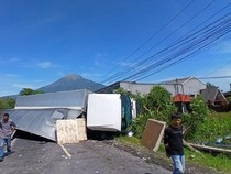 Truk Galon Terguling di Kledung Putus Jalur Wonosobo-Temanggung