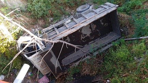 Truk jungkit terjun ke jurang di jembatan Dusun Amor, Desa Gumantar, Kecamatan Kayangan, Lombok Utara, Jumat (12/9/2025). (Dok. Kapolsek Kayangan)